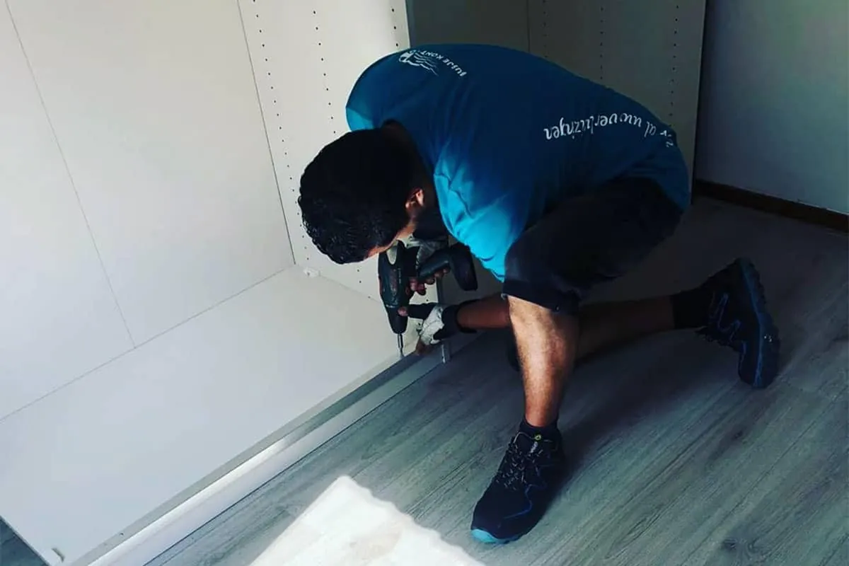 Verhuizer van Busje komt zo demonteert een kast voor de verhuizing