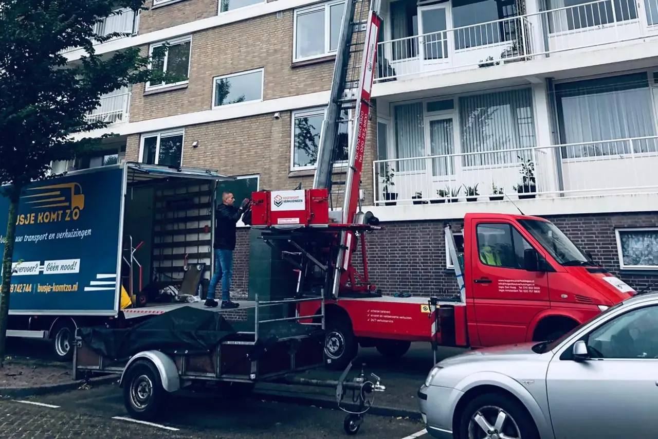 Verhuiswagen en verhuislift van Busje komt zo in een woonstraat, ook voor verhuizingen in IJsselstein