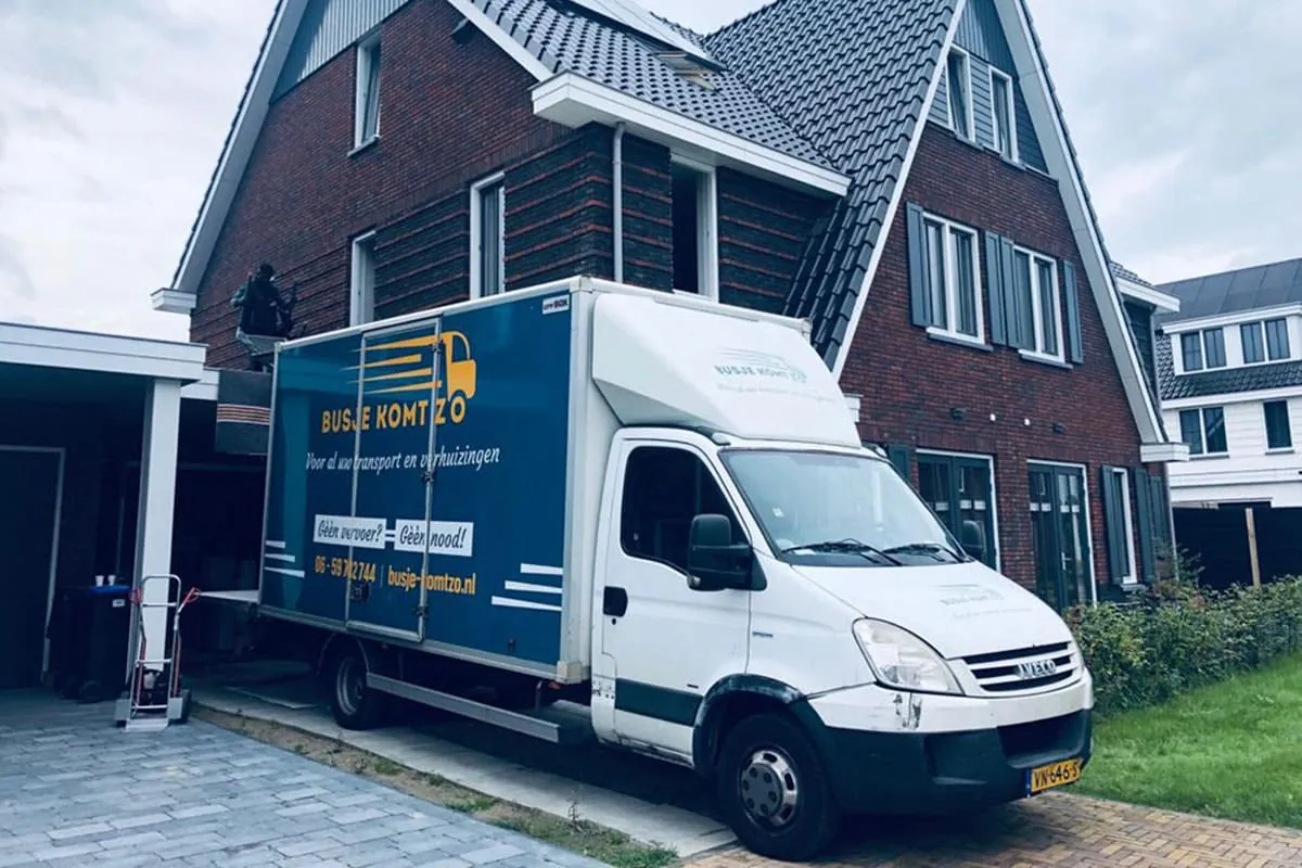 Verhuiswagen van Busje komt zo bij een nieuwbouwwoning, ook voor verhuizingen in Amersfoort